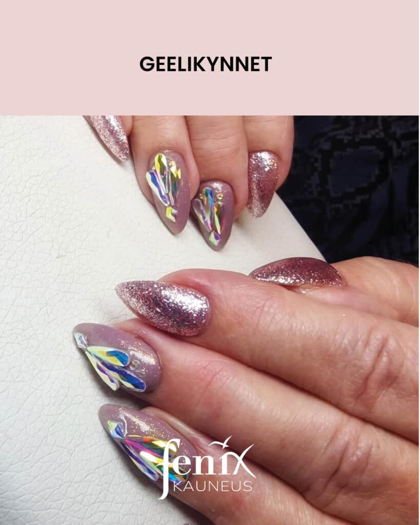 Teravakarkiset mantelinmalliset vaaleansavyiset geelikynnet, joissa nayttavat timanttikoristelut.