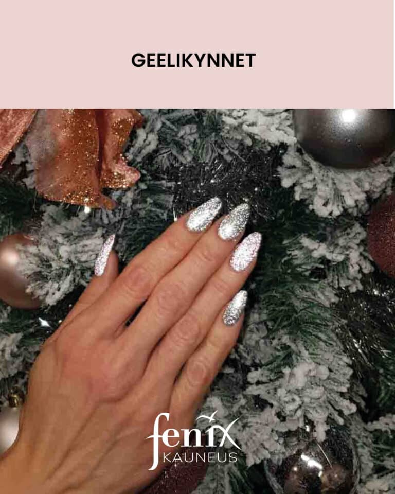 Hopeanhohtoiset erittain kiiltavat jouluiset geelikynnet joulukuusi taustalla.