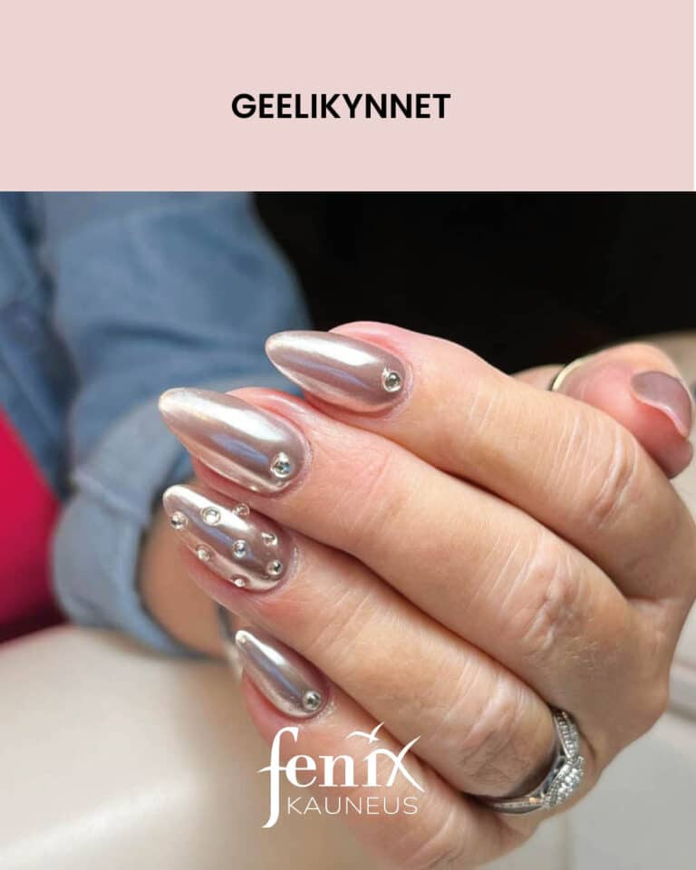 Vaaleat keskipitkat kromipaallysteiset geelikynnet, joissa timantteja.