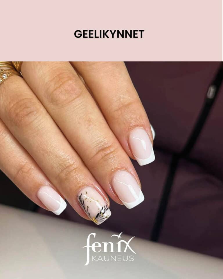 Lyhyet ranskalaiset geelikynnet, yhdessa kynnessa pienet maltilliset mustat viivakuvioinnit.