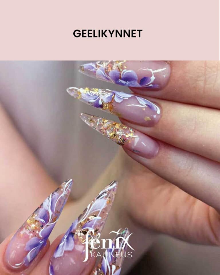 Lapikuultavat, pitkat, stiletto geelikynnet, joissa kultahippuja ja vaaleanliloja kasinmaalattuja kukkia.