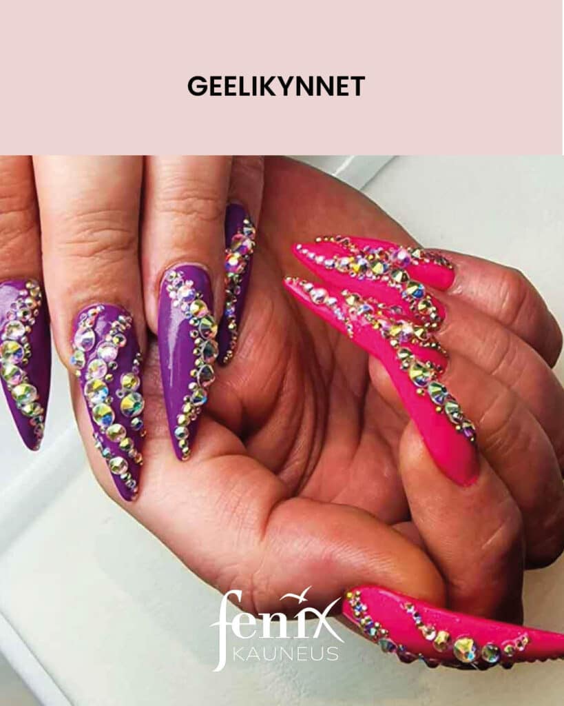 Erikoispitkat stiletto geelikynnet, toisessa kadessa lilat ja toisessa kadessa pinkit. Kaikki kynnet koristeltu kauttaaltaan erikokoisilla timanteilla.