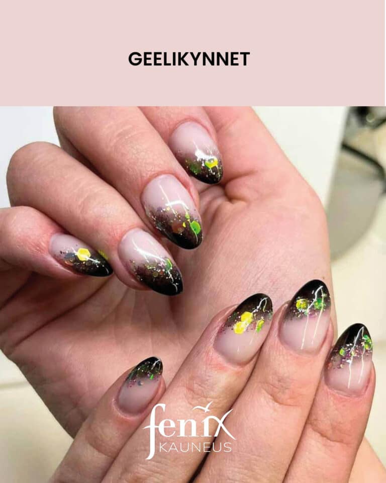 Lyhyet mustakarkiset vinot ranskalaiset rakennekynnet, vihreilla ja keltaisilla koristeilla.