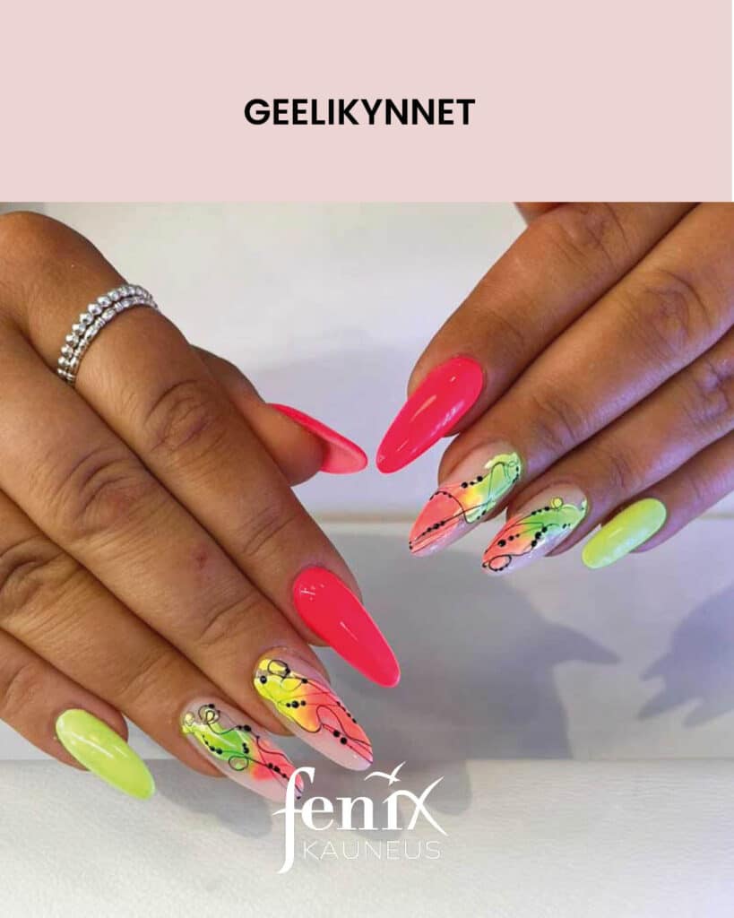 Neon oranssit ja neon keltavihreat pitkat rakennekynnet, joissa abstrakteja kuviointeja.