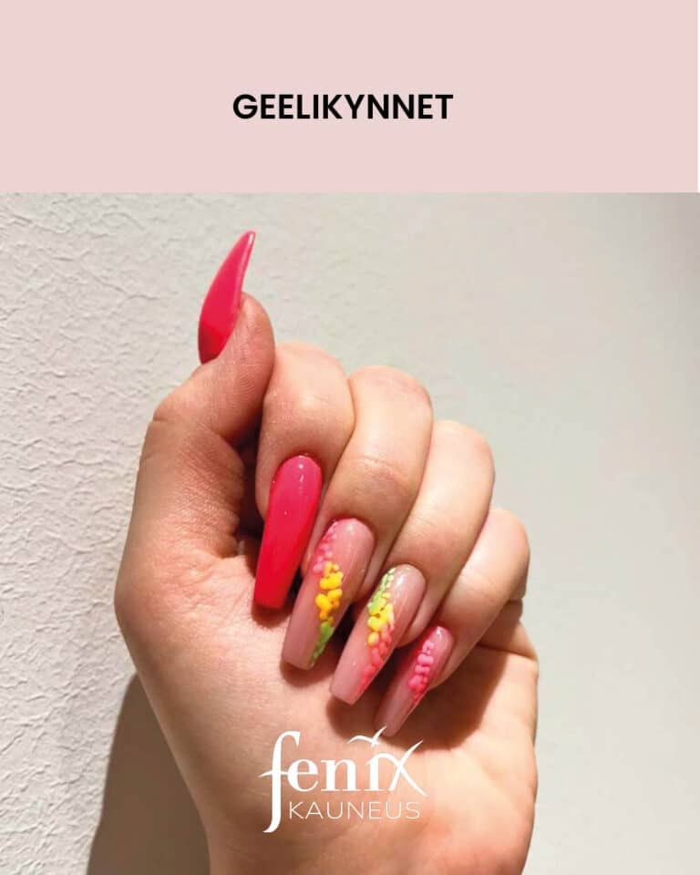 Geelirakennekynnet, joista osa kokonaan neon pinkkeja ja osassa kulkee neonvarista pistekoristelua nuden varisella pohjalla.