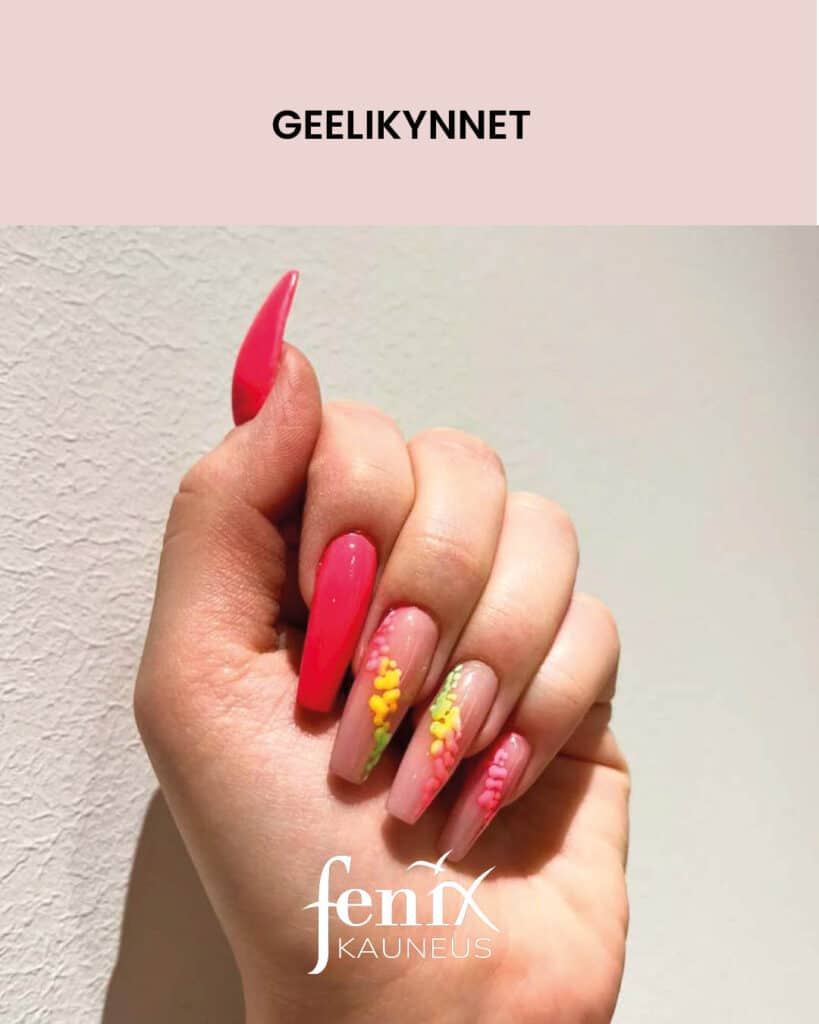 Geelirakennekynnet, joista osa kokonaan neon pinkkeja ja osassa kulkee neonvarista pistekoristelua nuden varisella pohjalla.