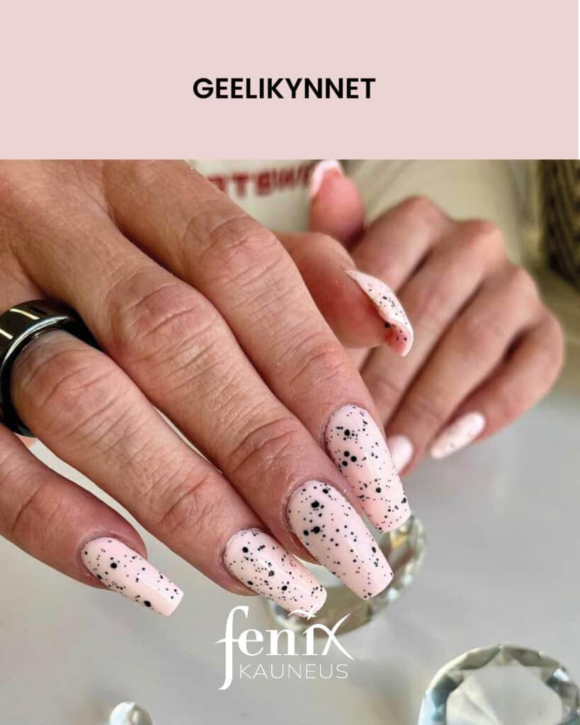 Nudenvariset pitkat rakennekynnet, joissa pieni linnunmunankuorta muistuttava musta pistekuviointi.