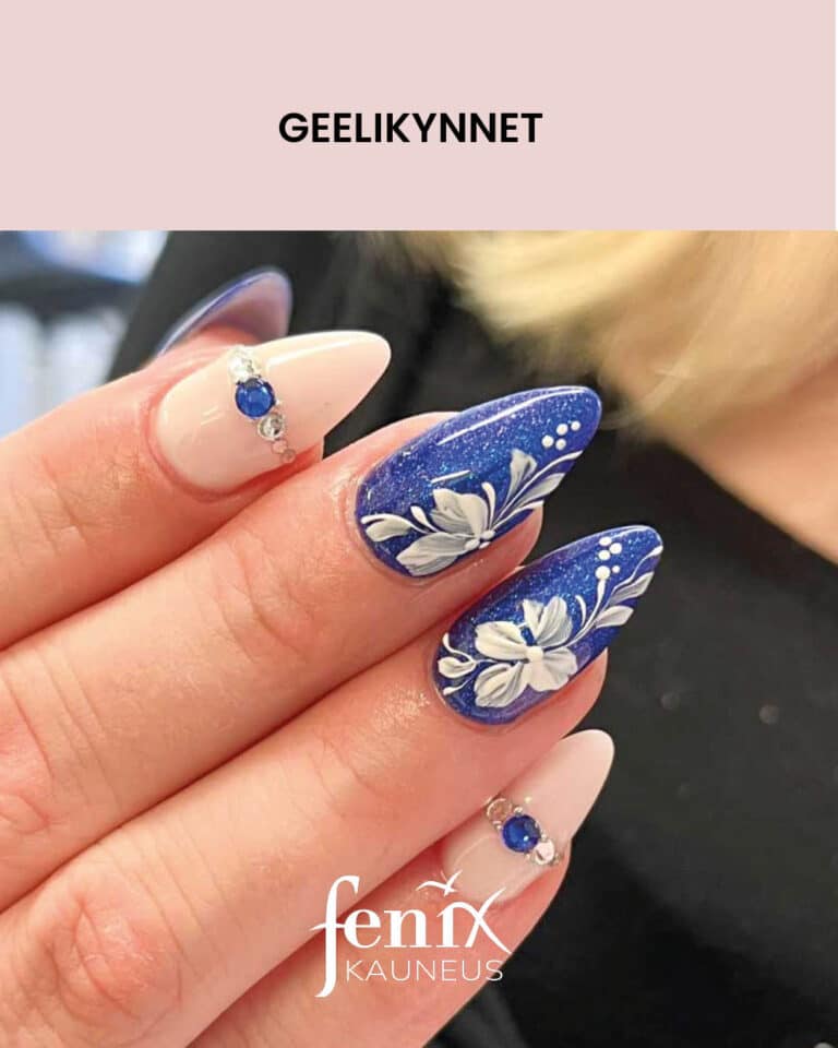 Tummansiniset glitterkynnet valkoisin kasinmaaltuin kukkasin, yhdistettyna nuden varisiin kynsiin, joissa sinisia ja kirkkaita timantteja.