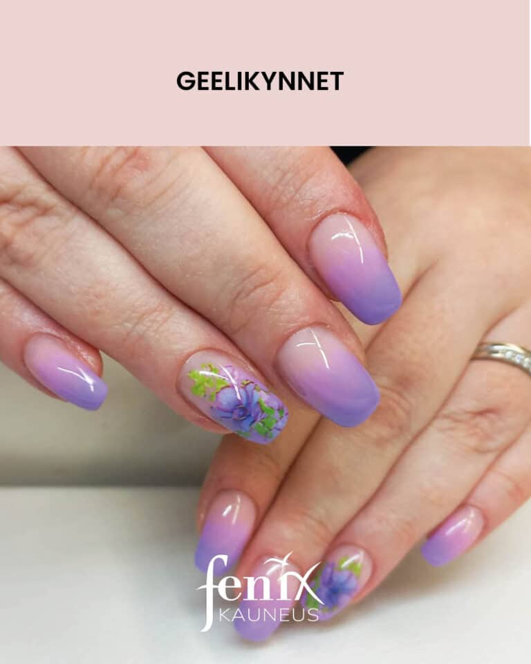 Liukuvarjatyt vaalealilat rakennekynnet, joissa siniset kukkaset vihrein lehdin.