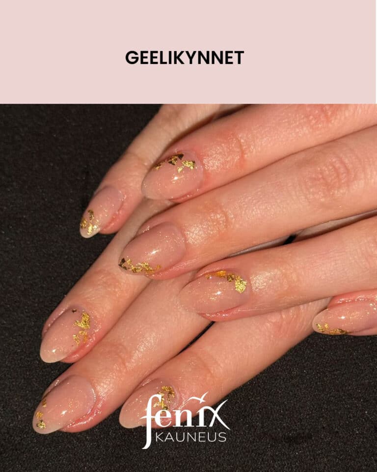 Nudet rakennekynnet kultahipuilla.