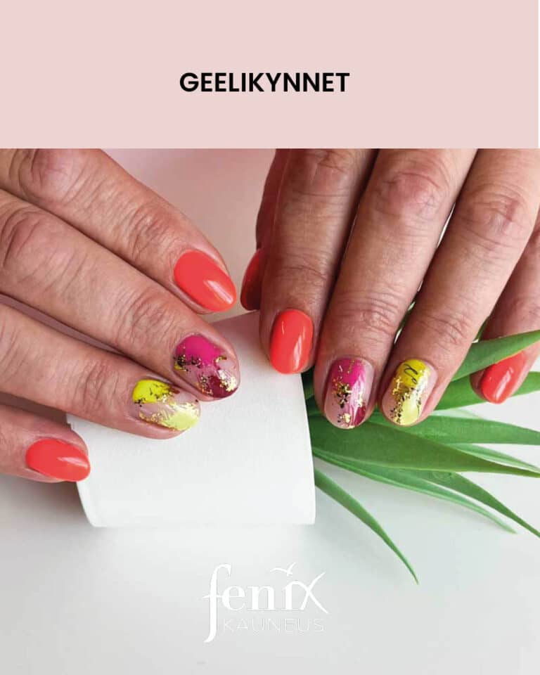 Lyhyet geelikynnet, joista osa on oransseja ja osassa on fuksialla tai keltaisella maalattuja variroiskeita ja kultahippuja.