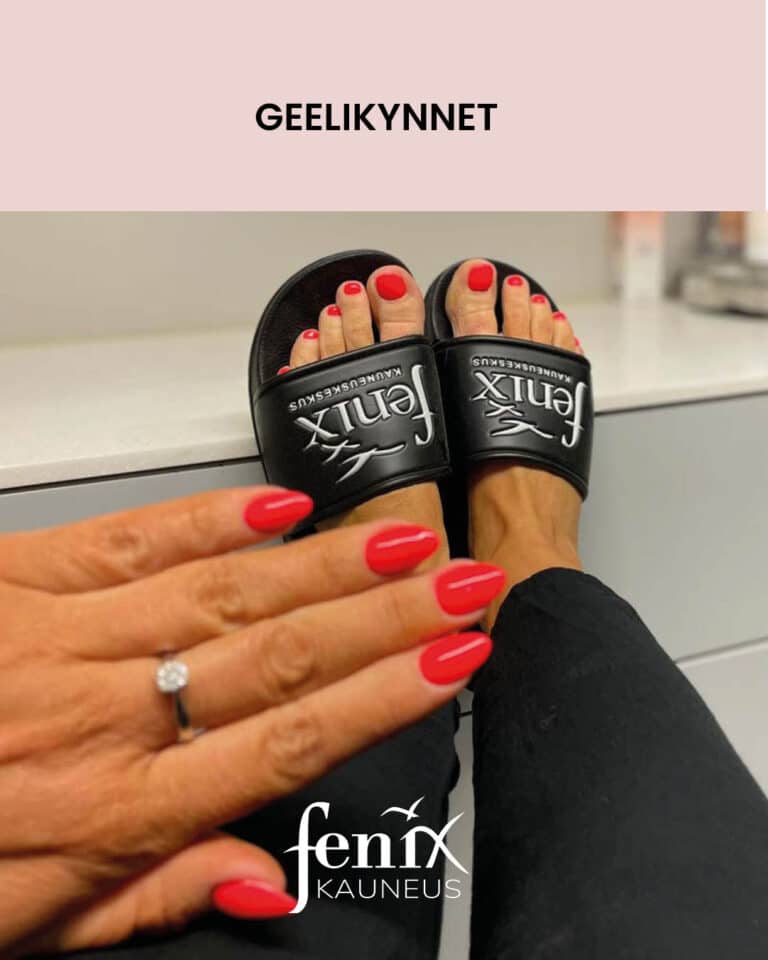 Oranssinpunaiset rakennekynnet sormissa ja samaa savya oleva geelilakkaus varpaissa. Varpaat ovat Fenixin logoilla varustetuissa mustissa tossuissa.