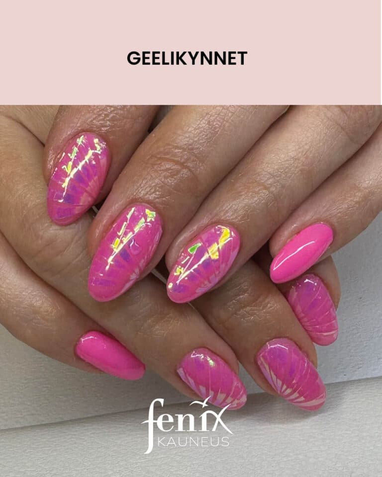 Kirkkaan pinkit foliolla koristellut geelikynnet.