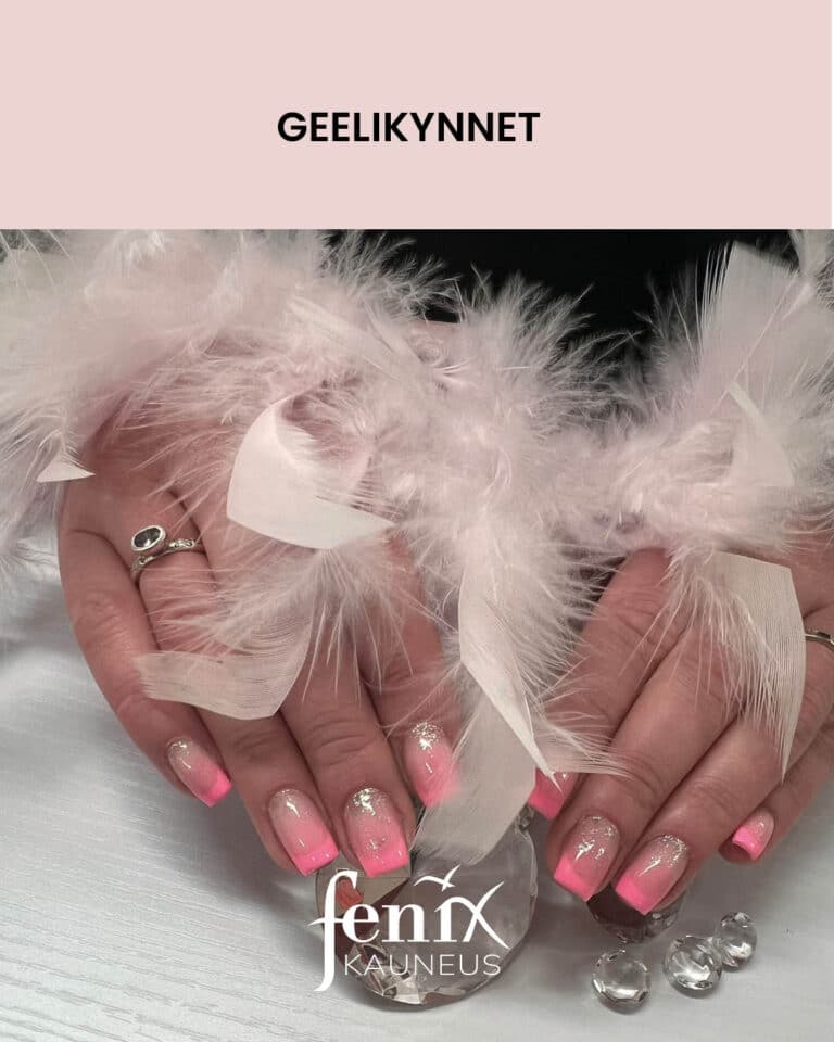 Pinkilla ranskalaisella karjella olevat lyhyet geelikynnet, joissa pinkki karki on aavistuksen liukuvarjatty tyvea kohden.