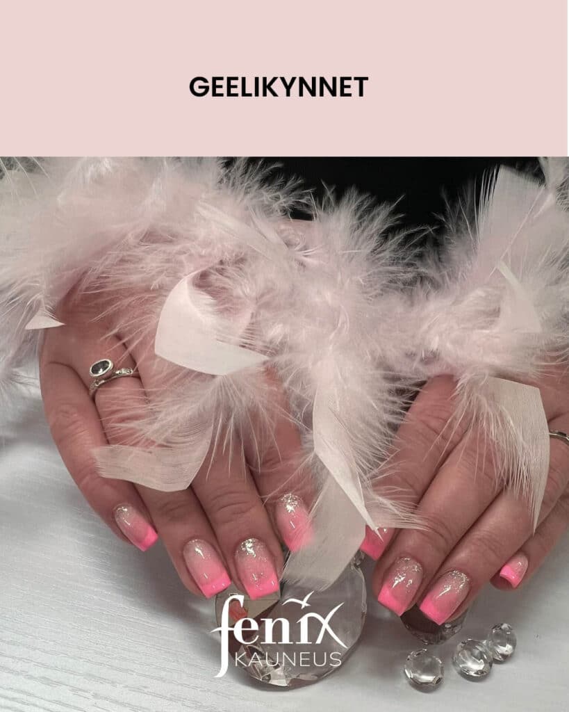 Pinkilla ranskalaisella karjella olevat lyhyet geelikynnet, joissa pinkki karki on aavistuksen liukuvarjatty tyvea kohden.