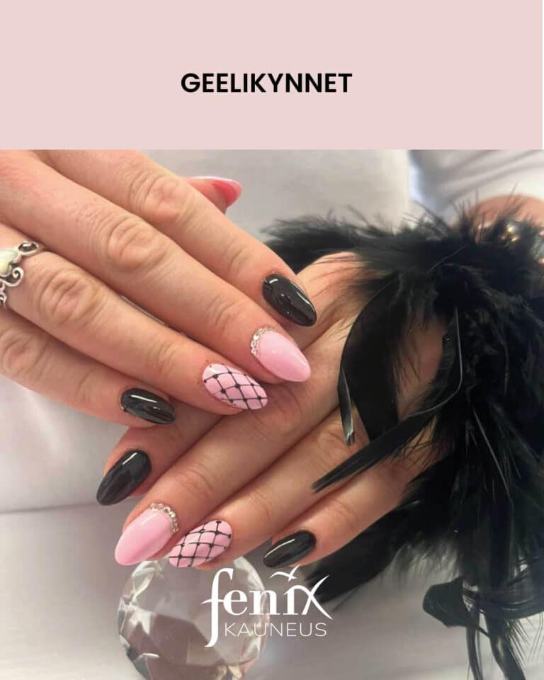 Lyhyehkot geelikynnet, joista osa on mustia, osa vaaleanpunaisia ja osassa vaaleanpunaisista kynsista on mustalla maalattu verkkokuviointi, osassa on timantteja.