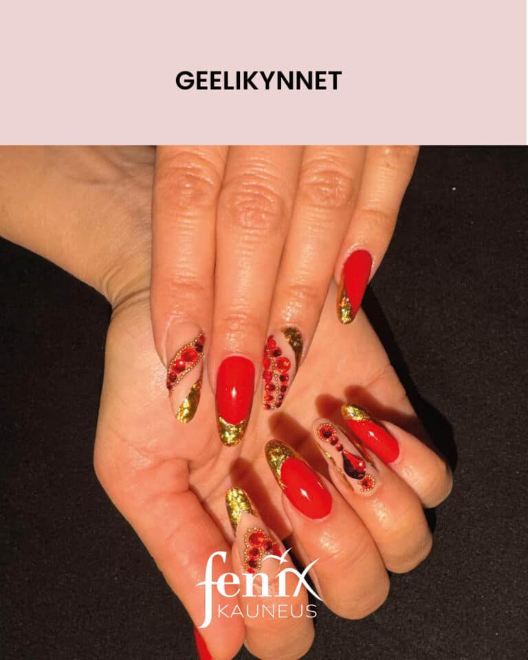 Punaiset ja kultaiset pitkat hyvin koristeelliset geelikynnet.