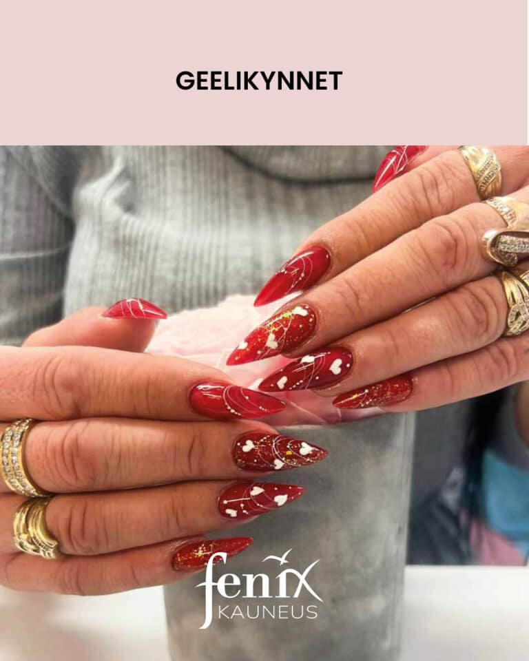 Kirkkaanpunaiset pitkät teravakarkiset geelikynnet, joissa valkoisia kasinmaalattuja pienia sydamia ja abstrakteja viivakuvioita.