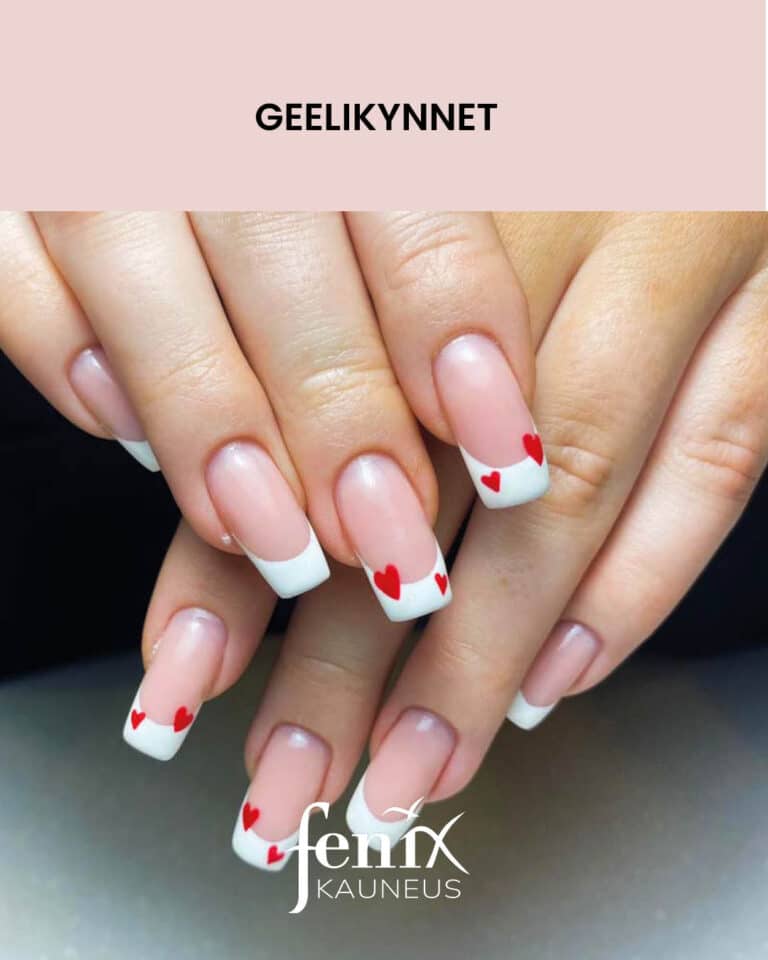 French manicure eli ranskalaiset geelikynnet pienilla punaisilla kasinmaalatuilla sydamilla.