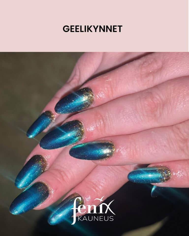 Metallinhohtosiniset pitkat geelikynnet, joissa hieman kultahiletta kynsien tyvessa.