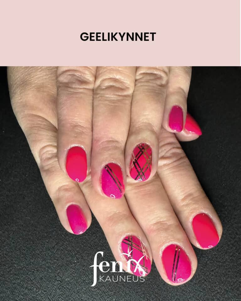 Tumma neonpinkki mustalla koriste raidalla geelikynsissä.