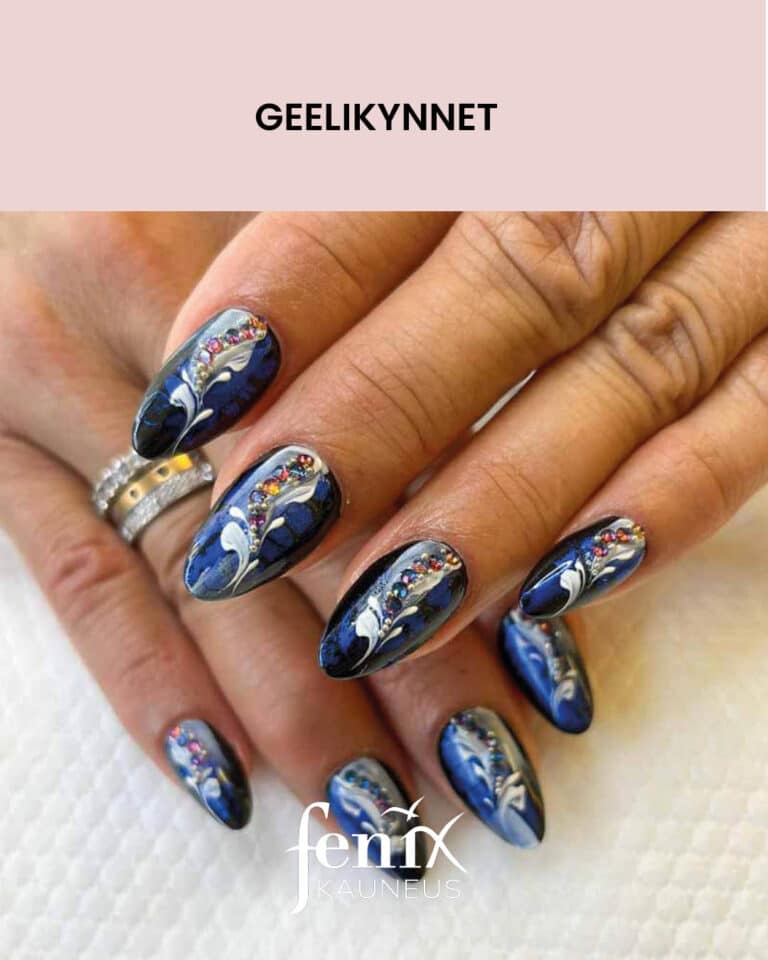 Geelikynnet, joissa tummansiniset maalaukset mustalla pohjalla, valkoisia kasinmaalattuja lehtikuvioita seka eri varisia timantteja.