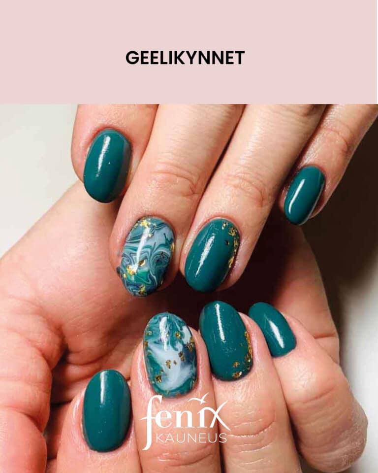 Tumman vihreat geelikynnet, joissa kahdessa kynnessa valkoisella tehty marmorointi ja kultahippuja.