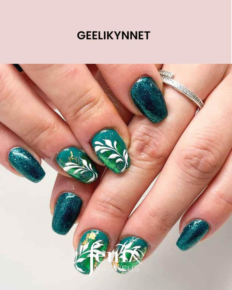 Tummanvihreat geelikynnet, joista osa on glitterkynsia ja osassa on valkoiset lehtimaalaukset.