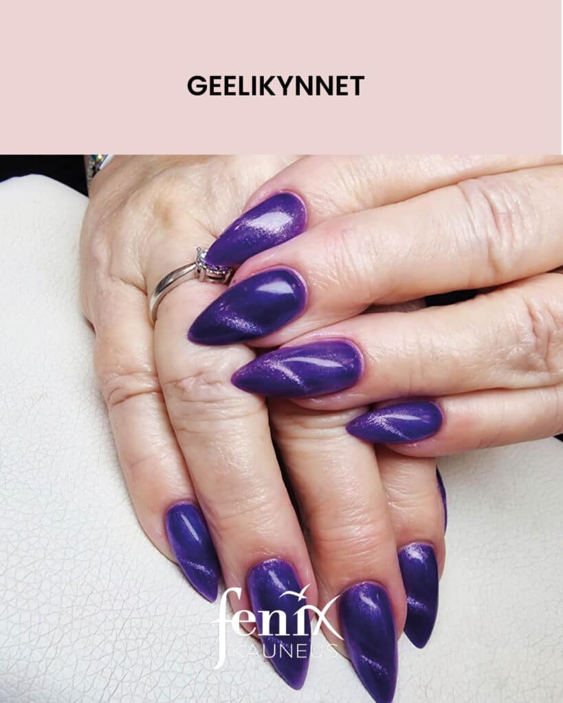 Mantelinmalliset pitkat violetit geelirakennekynnet.