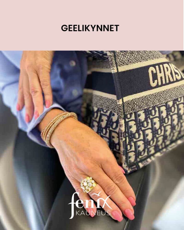 Vaaleanpunaiset lyhyehkot neliokarkiset geelikynnet.