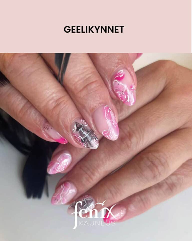 Lyhyet pinkinsavyiset geelikynnet, joissa nimettomissa kasinmaalatut Eiffel-tornit ja muissa kynsissa kasinmaalattuja kukkia.