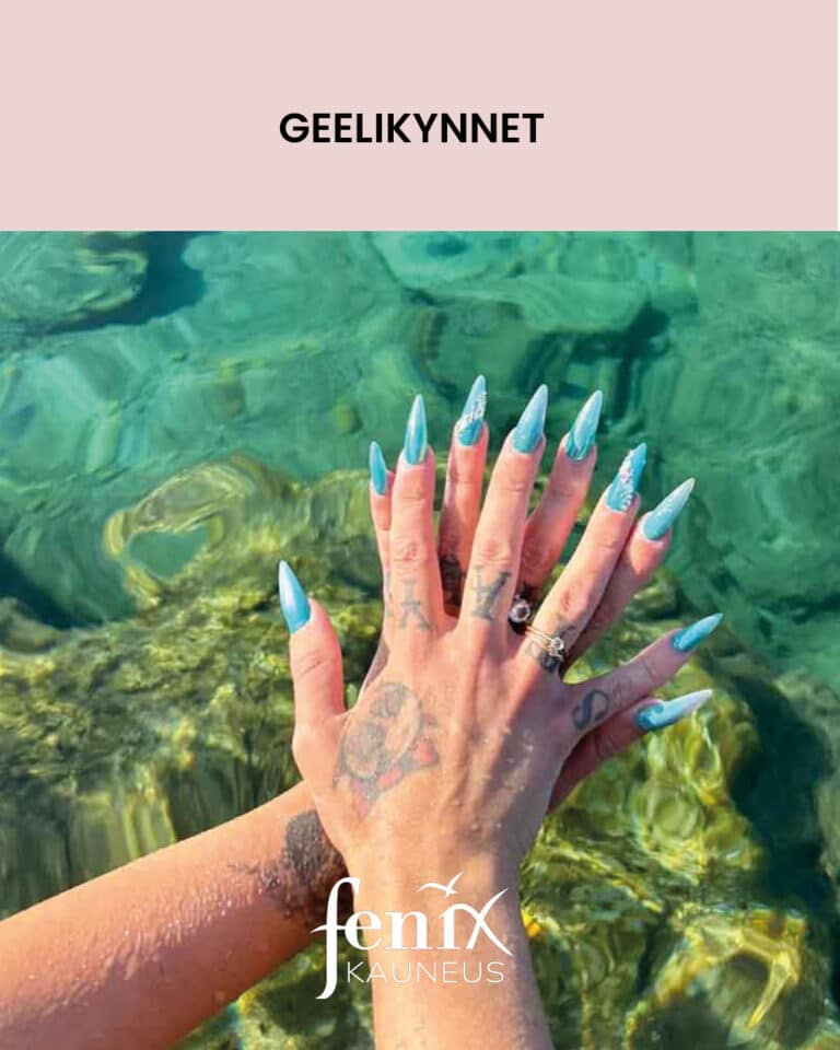 Pitkat turkoosit stilettogeelikynnet tatuoiduissa kasissa, joiden taustalla on turkoosi meri.