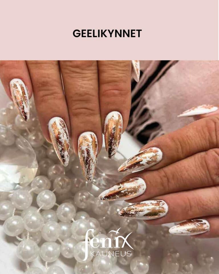 Valkoiset pitkat teravakarkiset geelikynnet, joissa kultakoristelut.