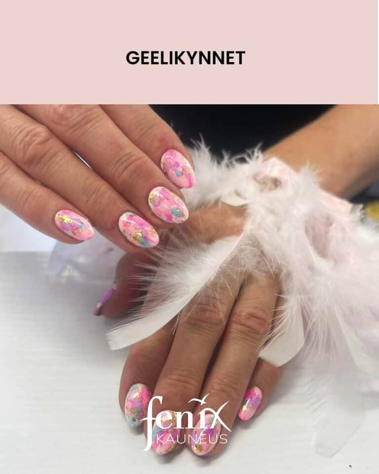 Lyhyet geelikynnet, joissa on valkoinen pohja, ja paalle on maalattuna vesivarikuvioita erilaisilla pastellivareilla.