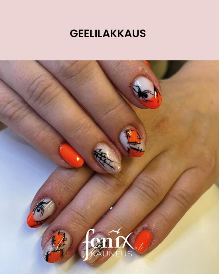 Halloween-aiheiset geelilakkaukset lyhyissa kynsissa. Oranssia ja valkoista paavareina ja mustalla maalattuja hamahakkeja, hamahakinverkkoja ja paikkoja.