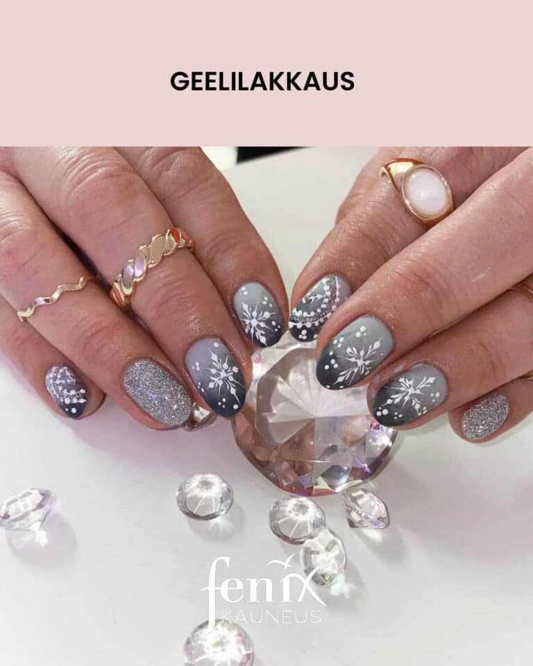 Mattaharmaa geelilakkaus sormien kynsissa. Osassa kynsista on talviset lumihiutalemaalaukset, osassa kiiltavat hopeaglitterit.