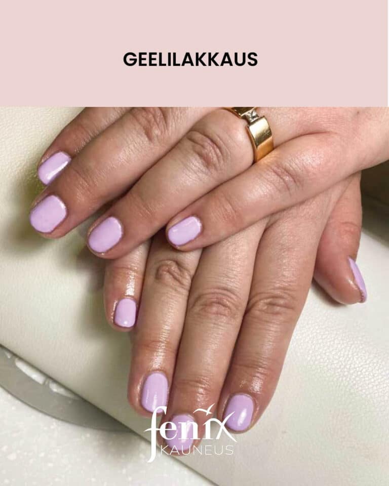 Vaaleanlilat geelilakkaukset lyhyissa kynsissa.