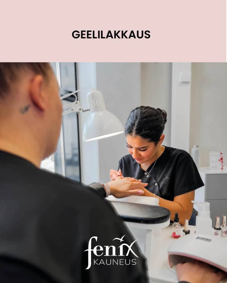 Kynsiteknikko tekemassa geelilakkausta Fenix Kauniaisten toimipisteessa.