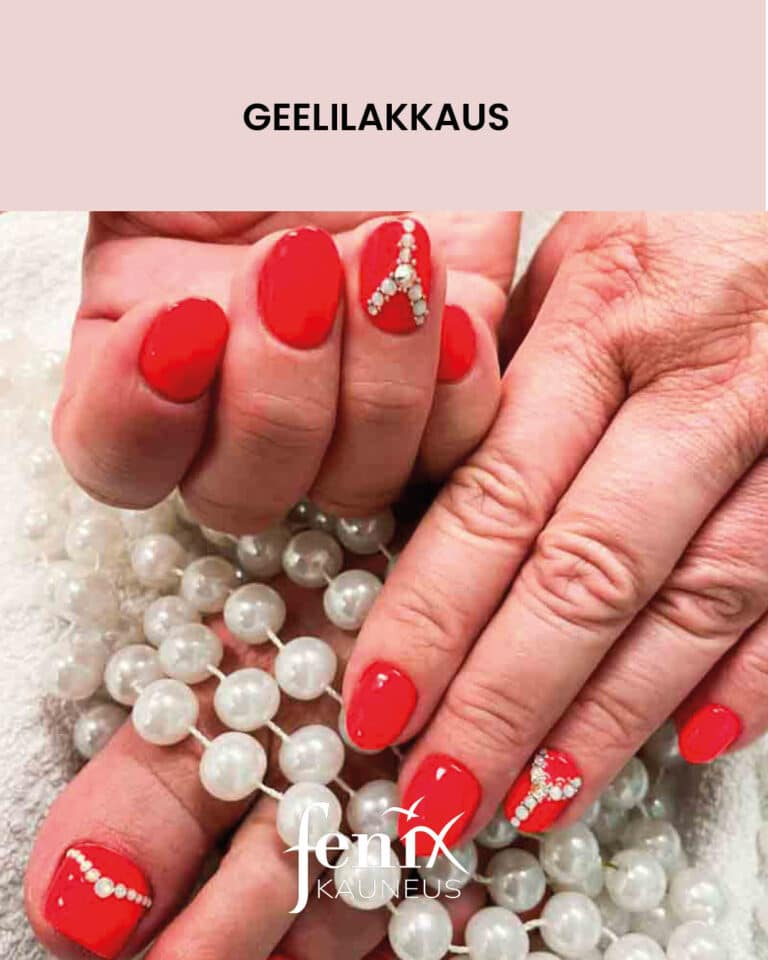 Kirkkaalla neon oranssilla geelilakatut sormien kynnet. Kahdessa kynnessa on nayttavat timanttikoristelut.