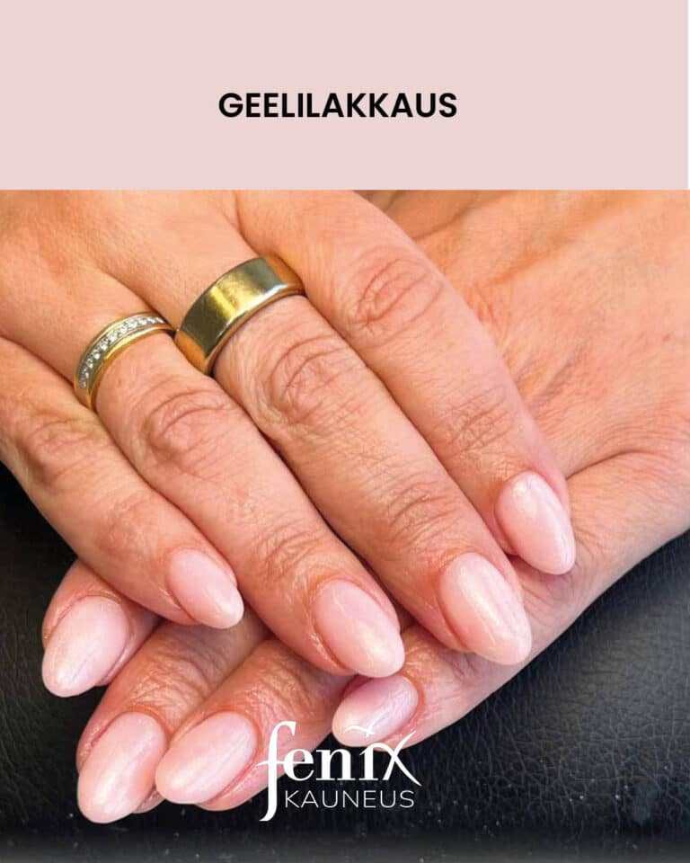 Vaalealla helmiaislakalla geelikatut sormien kynnet.