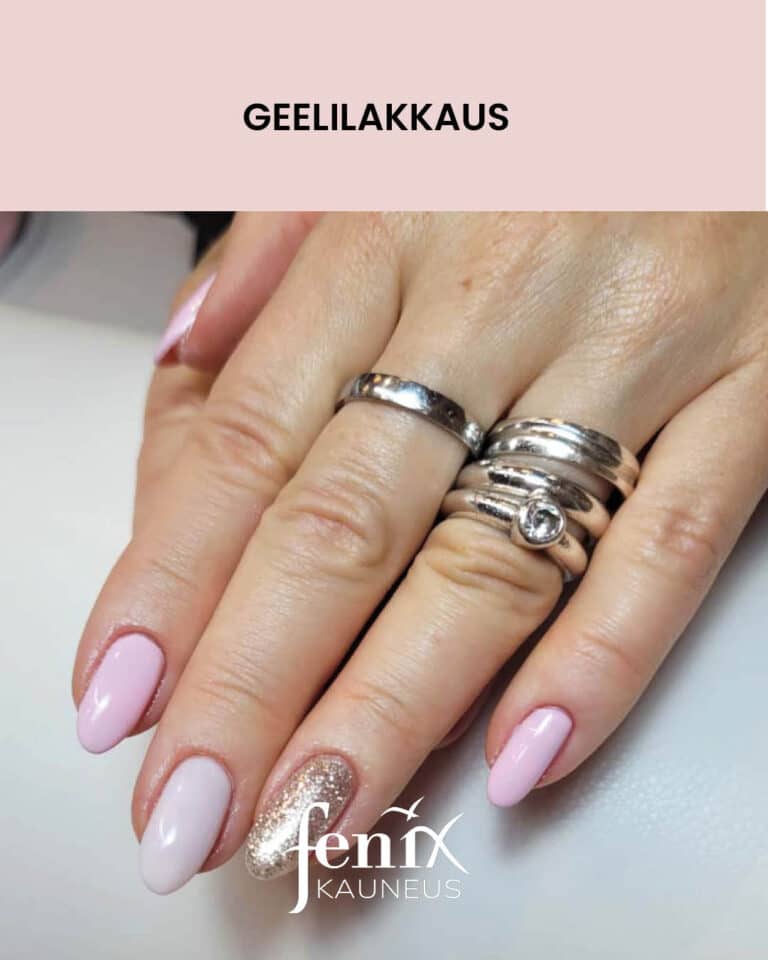 Vaalean lila geelilakkaus sormien kynsissa. Nimeton on lakattu kultaisella glitterilla.