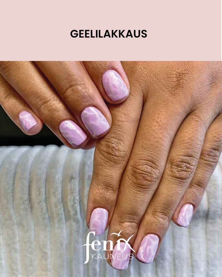Vaaleanlila marmorikuvioinen geelilakkaus lyhyissa sormien kynsissa.