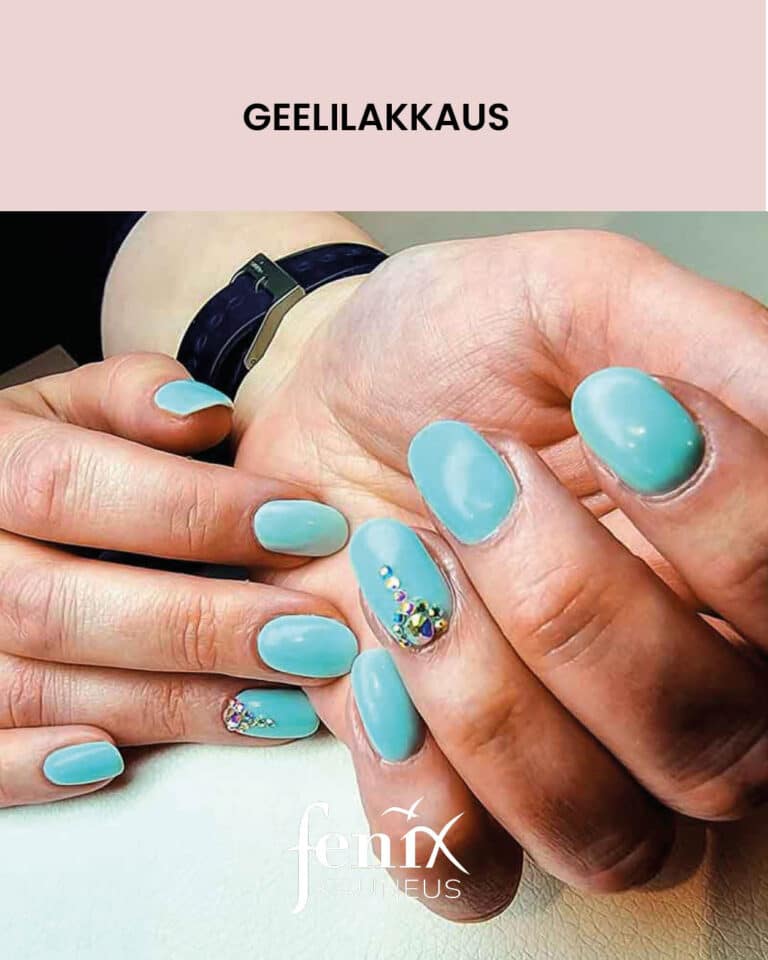 Vaalean turkoosi geelilakkaus sormien kynsissa. Nimettomat koristeltu monivarisin timantein.