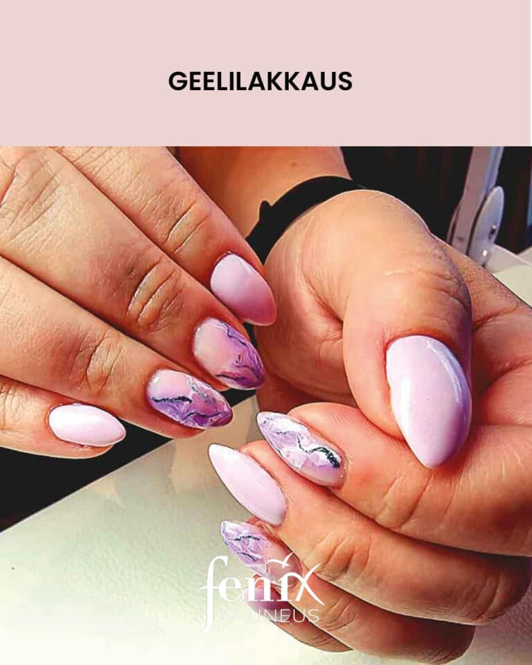 Vaaleanlila geelilakkaus sormien kynsissa. osassa kynsia on abstraktit kukkasia muistuttavat kuvioinnit.