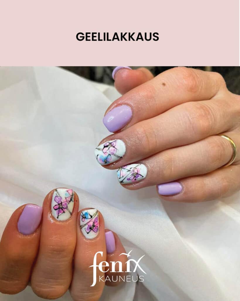 Vaaleanlila geelilakkaus sormien kynsissa. Osa kynsista on valkoisia, joissa on lila-pinkkeja kukkakuvioita.