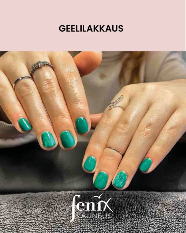 Smargdin vihrea geelilakkaus lyhyissa sormien kynsissa. Muutamassa kynnessa on marmorikuviointi.