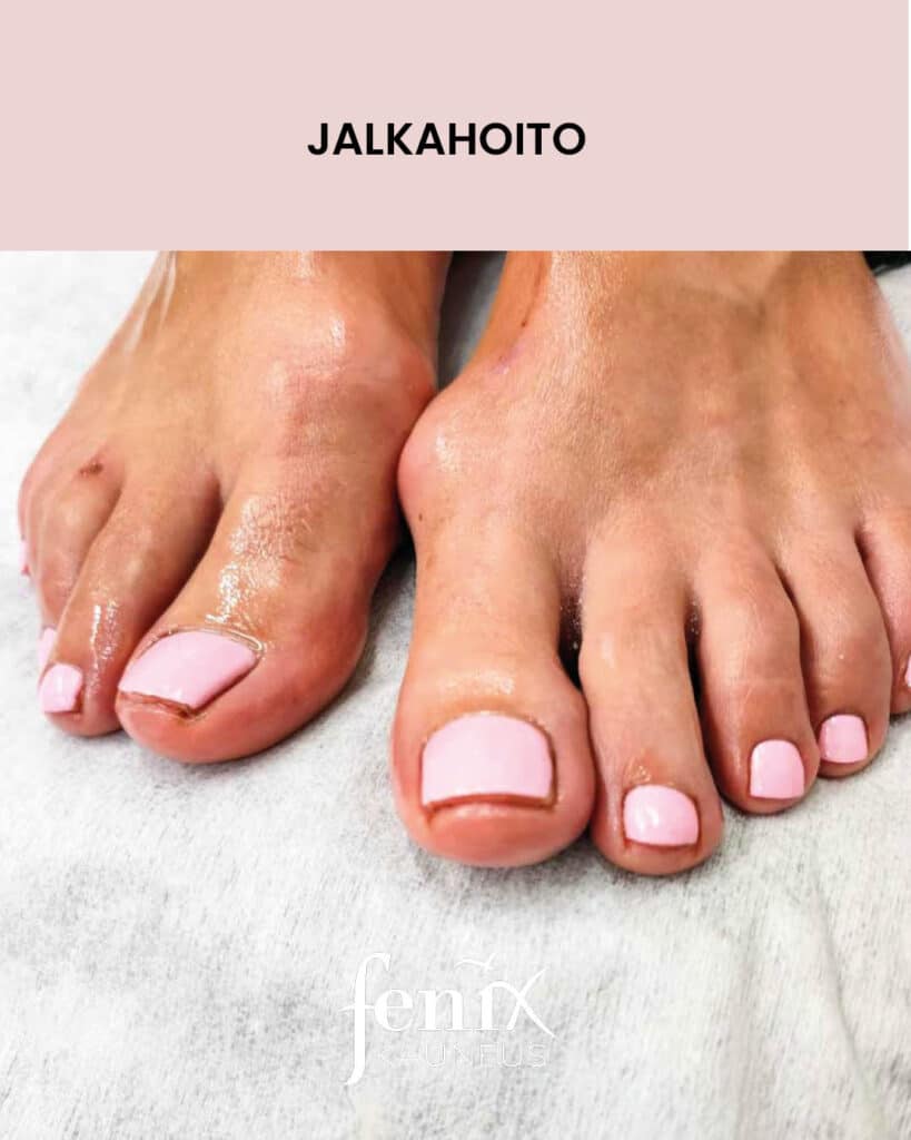 Vaaleanpunaisella kynsilakalla lakatut varpaankynnet ja jalat jalkahoidon jalkeen.