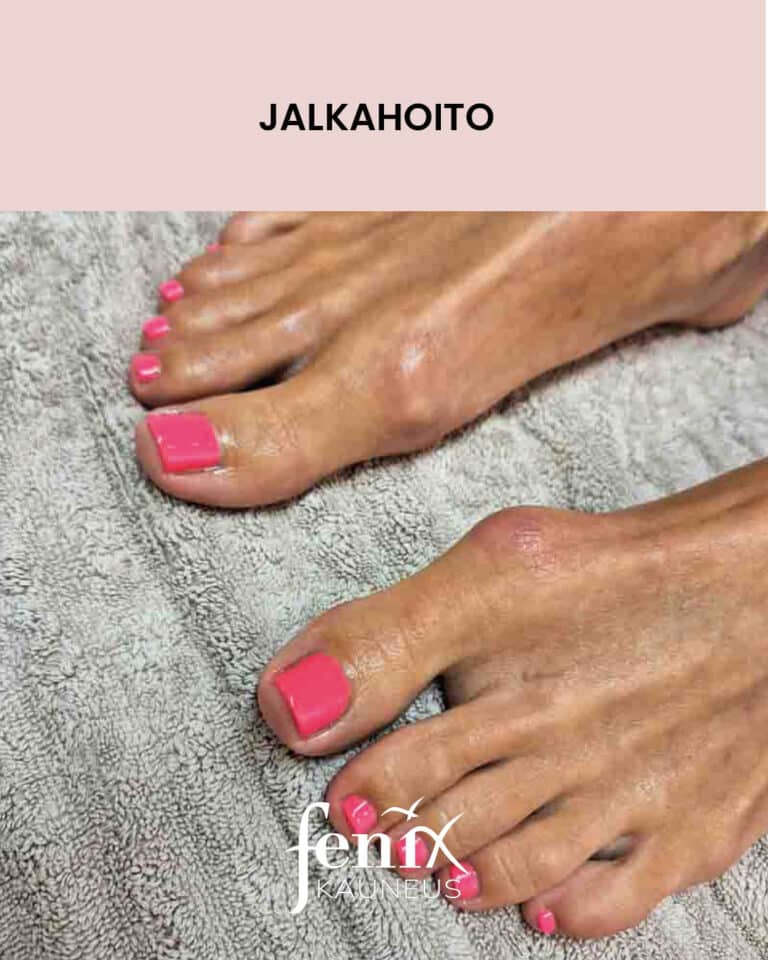 Pinkilla kynsilakalla lakatut varpaankynnet ja jalat jalkahoidon jalkeen.