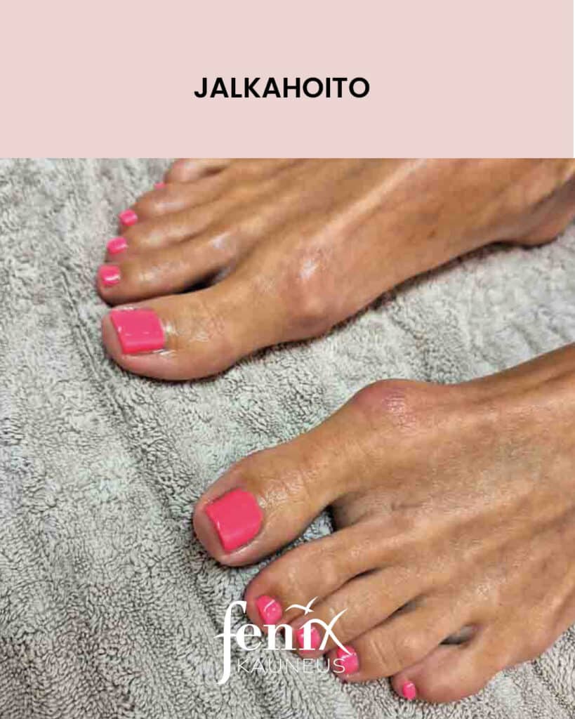 Pinkilla kynsilakalla lakatut varpaankynnet ja jalat jalkahoidon jalkeen.