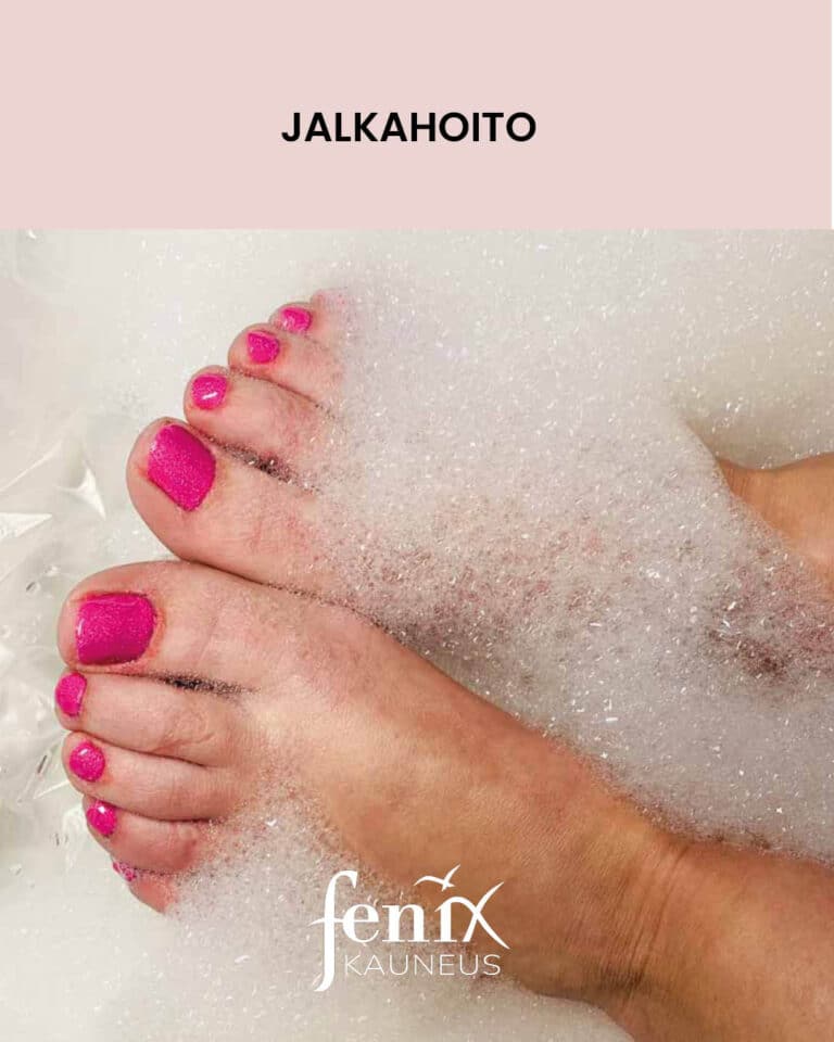Jalat vaahtokylvyssa, pinkit varpaankynnet pilkistavat vaahdon alta.